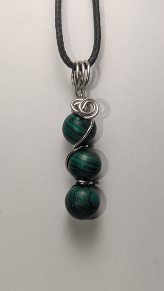 Round three drop malachite necklace