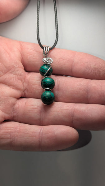 Round three drop malachite necklace